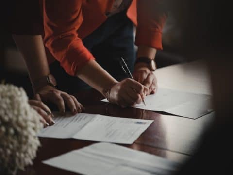 La signification profonde de la bénédiction des alliances dans un mariage juif