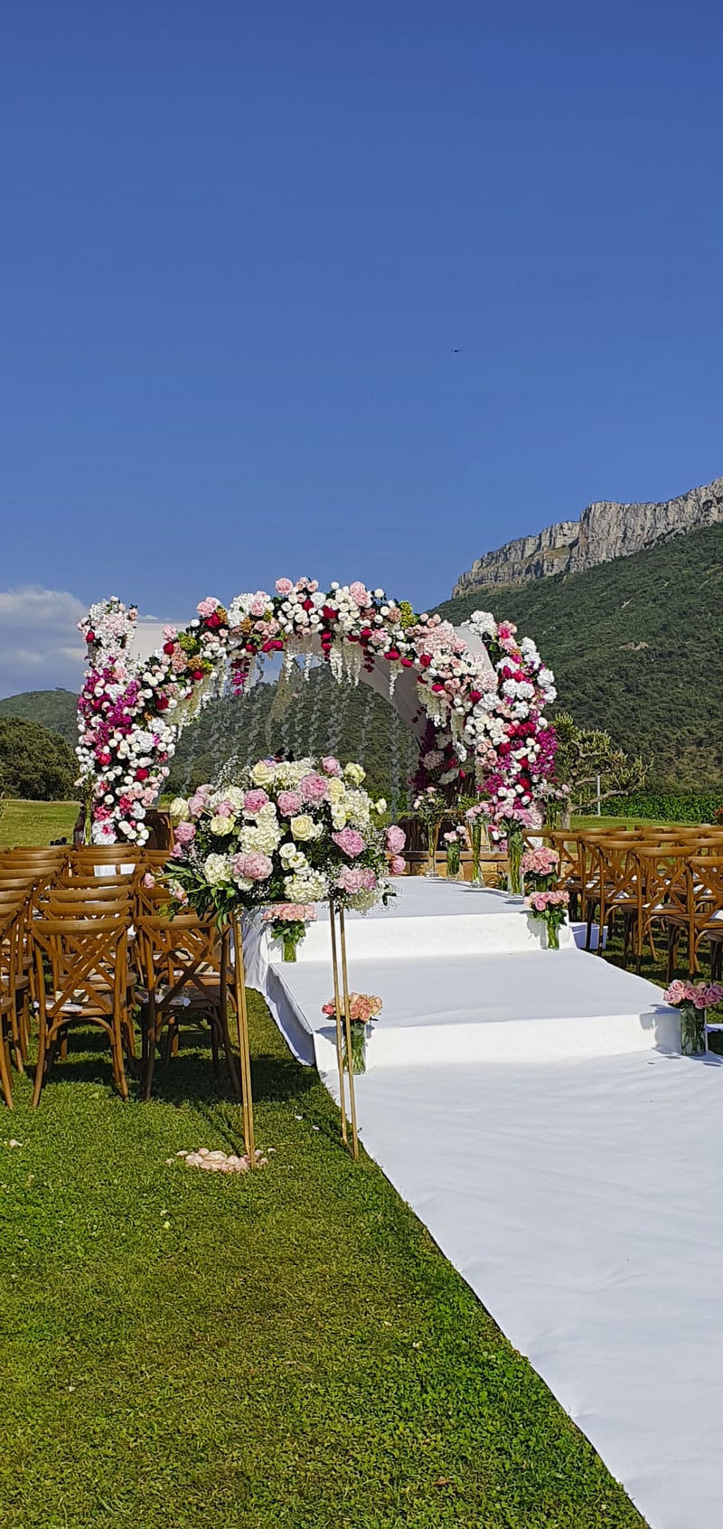 La houppa fleurie pour un mariage élégant et bucolique