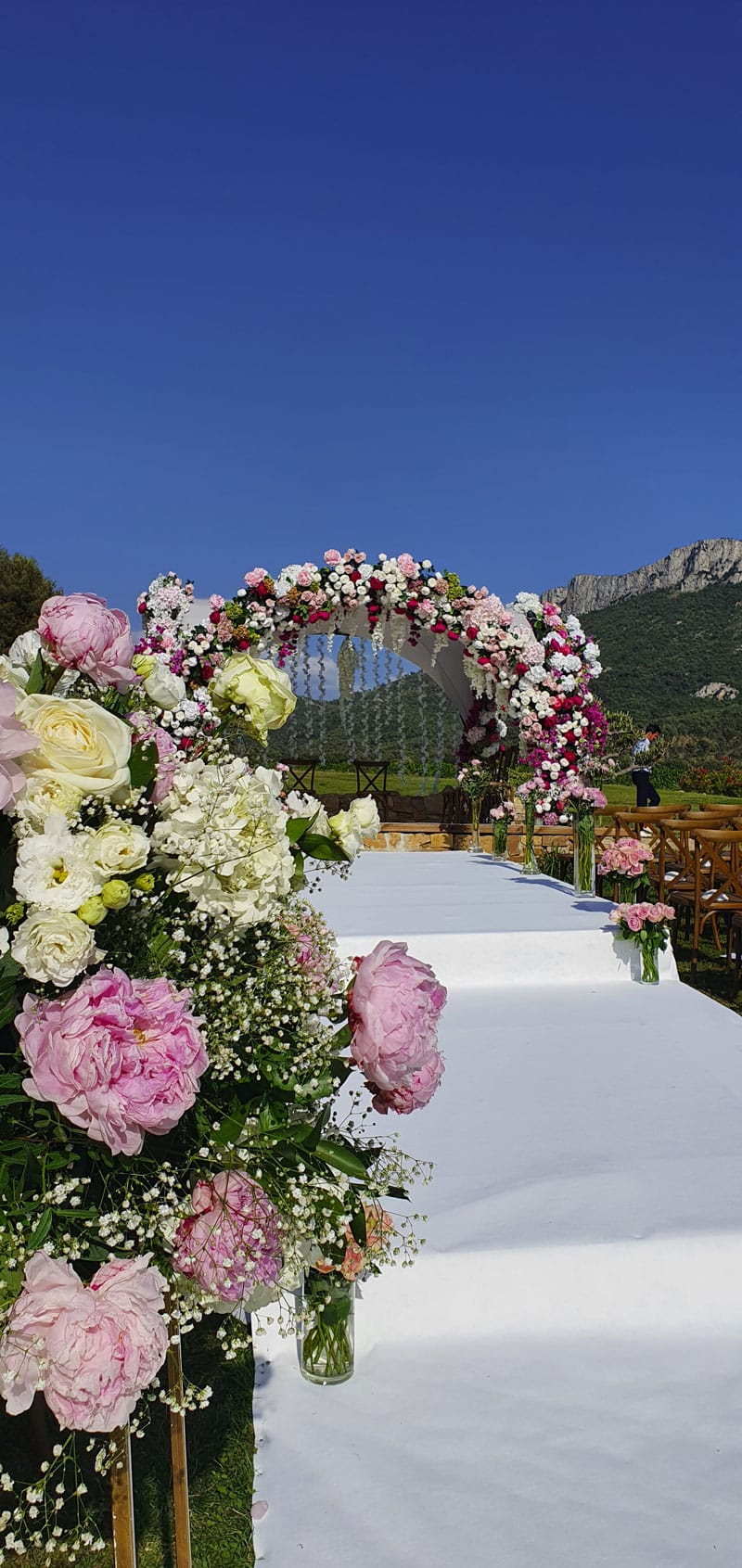 La houppa fleurie pour un mariage élégant et bucolique