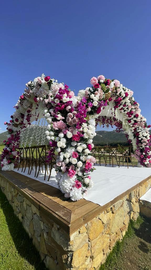 La houppa fleurie pour un mariage élégant et bucolique